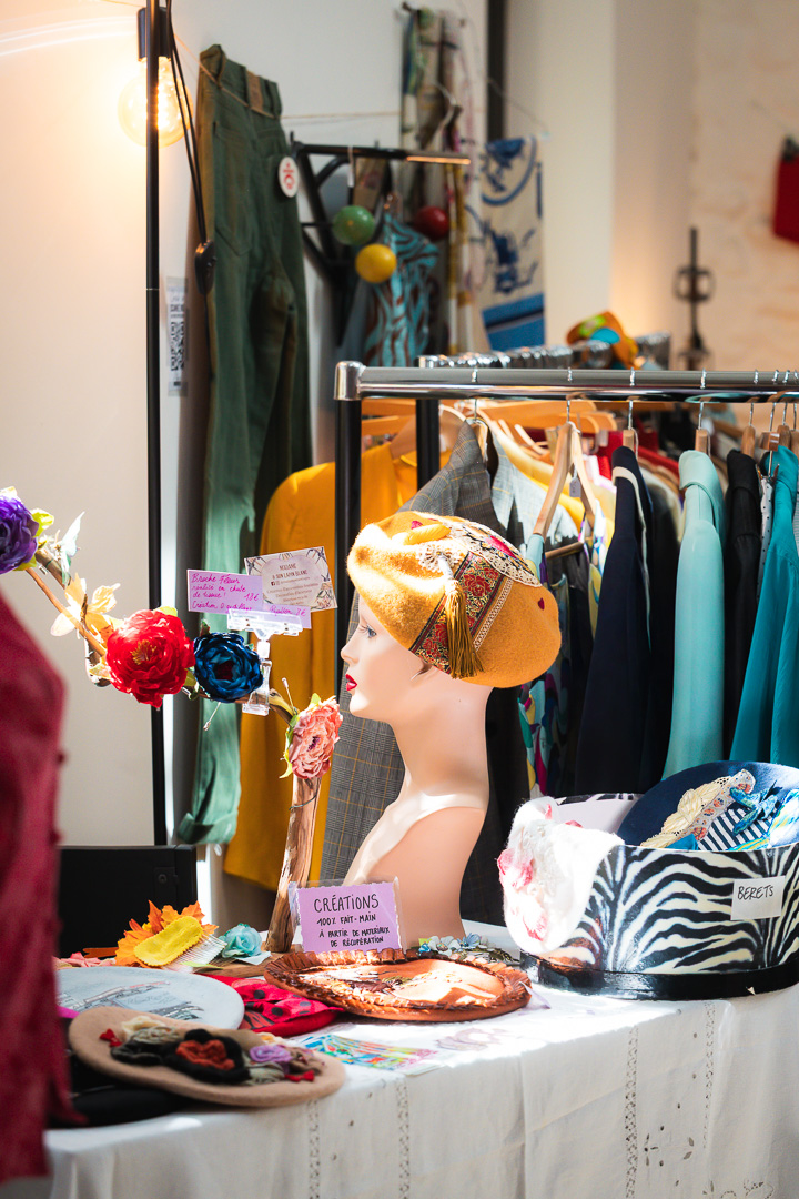 Créations chapeaux et bérets faits-main sur mannequin