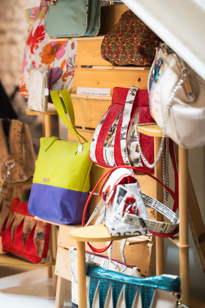 Sacs vintage colorés sur présentoir en bois