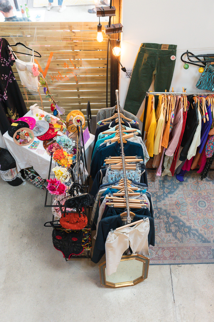 Stand de friperie avec accessoires et vêtements colorés