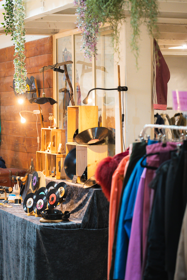 Stand vintage : pavillons de gramophone, vinyles et fripes