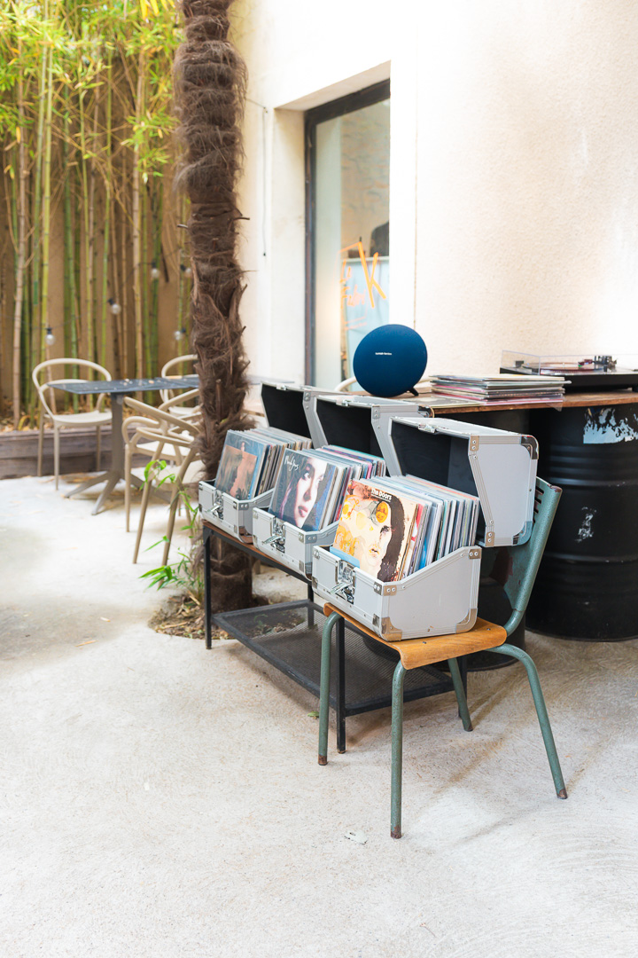 Bacs de vinyles dans la cour, ambiance bambou